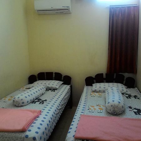 Imam Bonjol Hostel Semarang Buitenkant foto