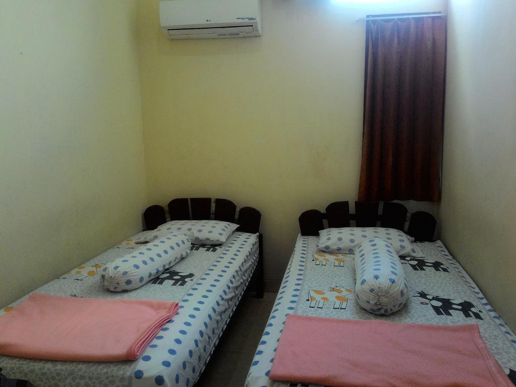 Imam Bonjol Hostel Semarang Buitenkant foto