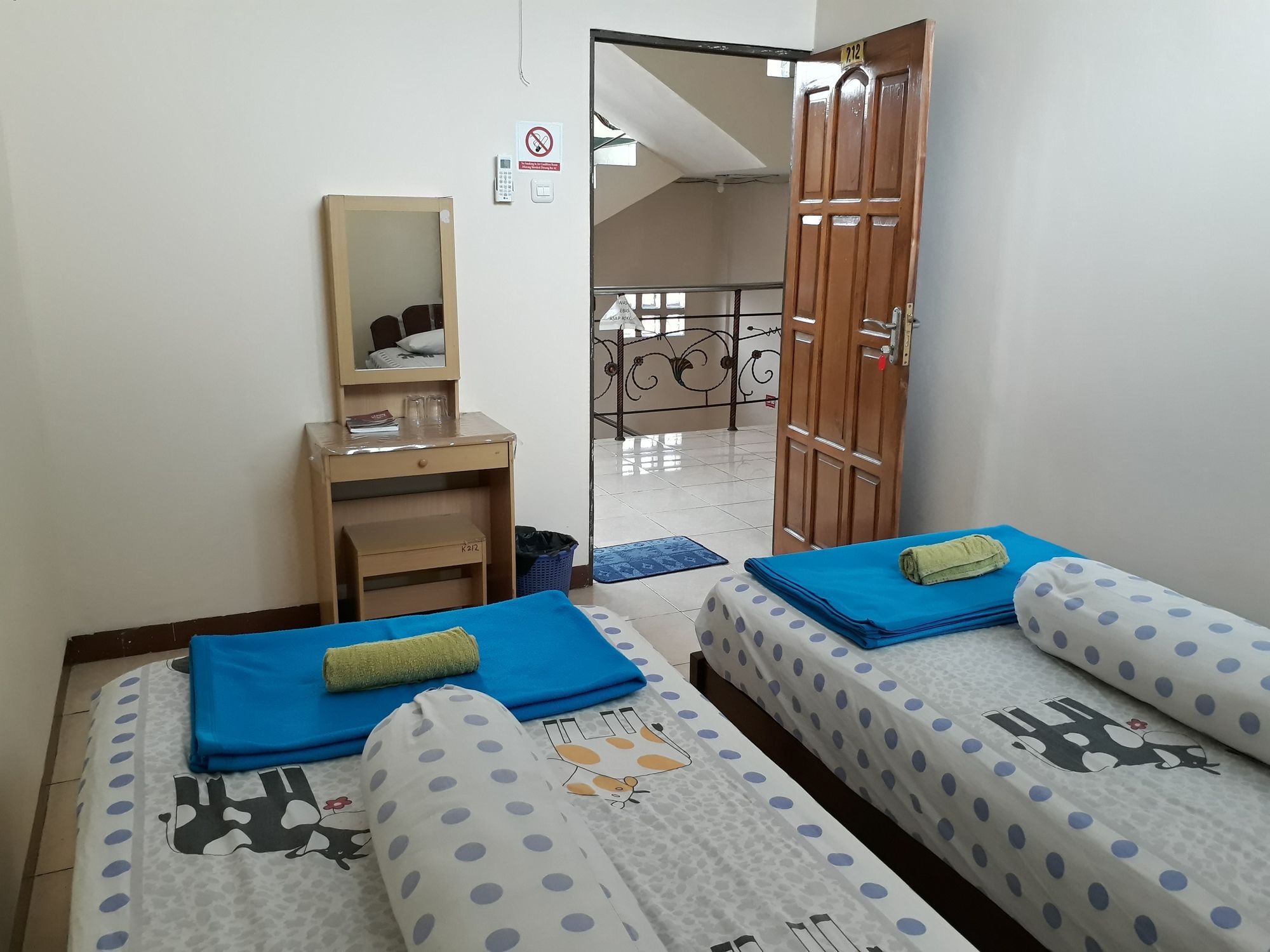 Imam Bonjol Hostel Semarang Buitenkant foto